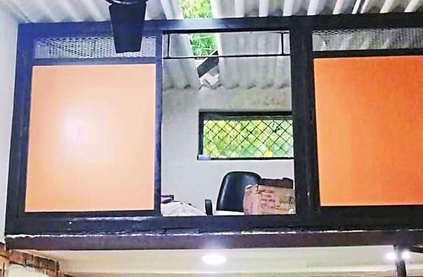 patrika पतरे तोड़ दुकान में घुसे, चोरी की और डीवीआर भी ले उड़े