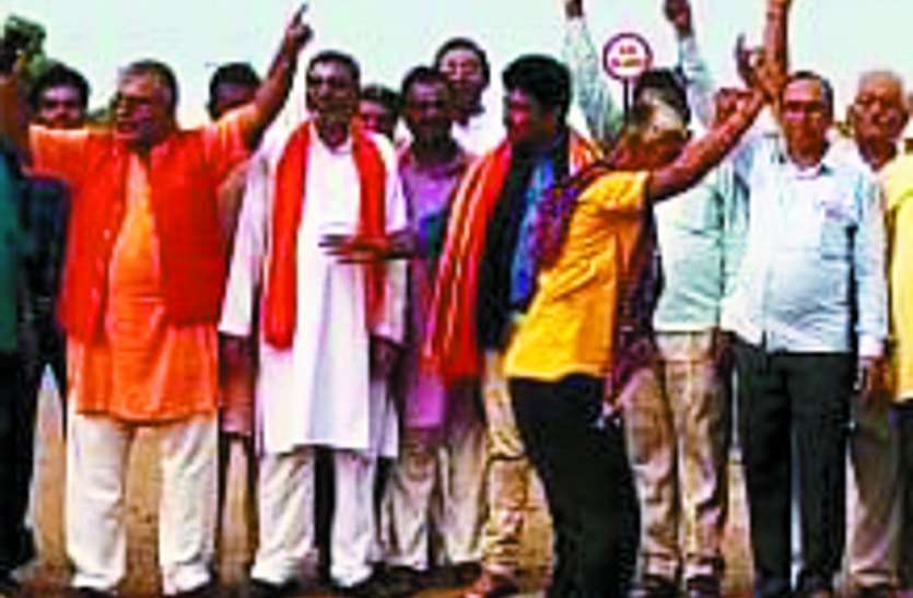 BJP workers celebrate happiness धारा 370 खत्म किए जाने पर निकाला जुलूस, पटाखे फोड़, मिठाई बांटीे