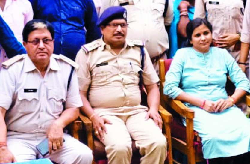 Meeting held in police station premises निर्भीकता से काम करें रक्षा समिति के सदस्य