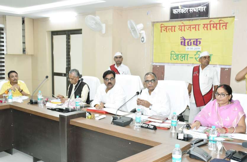 Geos did not reach the meeting, ZIP chairman including 11 members जियोस बैठक का जिपं अध्यक्ष समेत 11 सदस्यों ने किया बहिष्कार, लाभ के लिए यहां प्रभारी मंत्री के साथ पहुंच गए