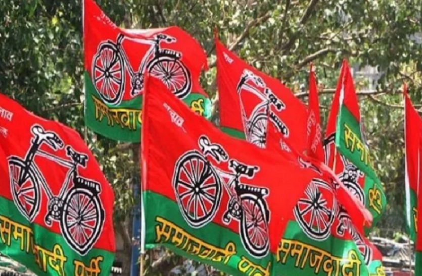 सपा का झंडा अगस्त क्रांति दिवस पर मोदी-योगी सरकार के खिलाफ सपा का हल्ला बोल