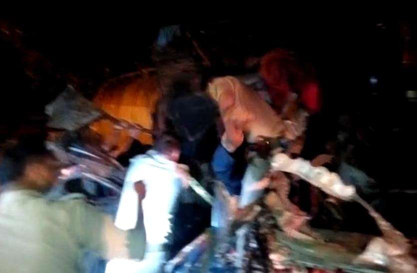 bijnor तीन ट्रकों की आपस में जोरदार टक्कर, गाड़ियों के उड़े परखच्चे, पांच लोगों की दर्दनाक मौत