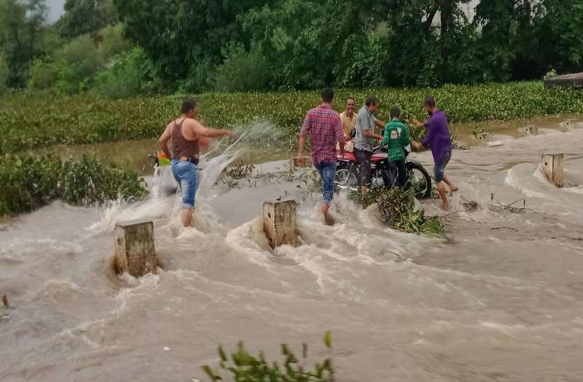 patrika इस नदी के दोनों छोर पर लोग फंसे रहे