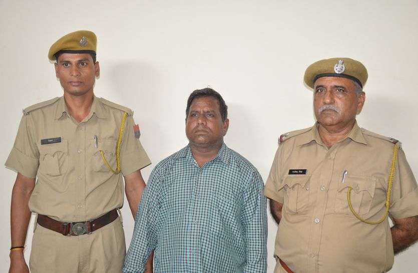 Fraud of 13 lakh on the Name of Job : जयपुर के झोटवाड़ा स्थित गंगानगर शुगर मिल के मजदूर ने आबकारी विभाग में बाबू और सिपाही लगाने के नाम पर सीकर में 13 लाख रुपए की ठगी कर ली। शराब फैक्ट्री का मजदूर 13 लाख में लगवा रहा था आबकारी विभाग में नौकरी, जयपुर में दबोचा