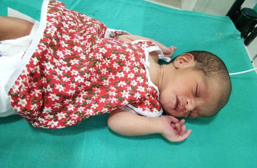 Born Baby Found Alive in Hospital : शिक्षा और व्यवसाय में धाक जमाने वाले सीकर जिला बुधवार को फिर शर्मसार हो गया। जिला मुख्यालय स्थित सरकारी जनाना अस्पताल के पालने में बुधवार सुबह साढ़े छह बजे एक नवजात कन्या मिली। मां मेरा क्या कसूर था... मेरी तो अभी आंखें भी नहीं खुली थी, आपने ये क्या कर दिया !