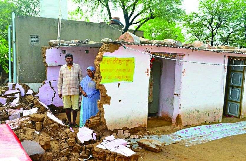 sikar hindi news बारिश के कहर से गरीब का आशियाना ढहा