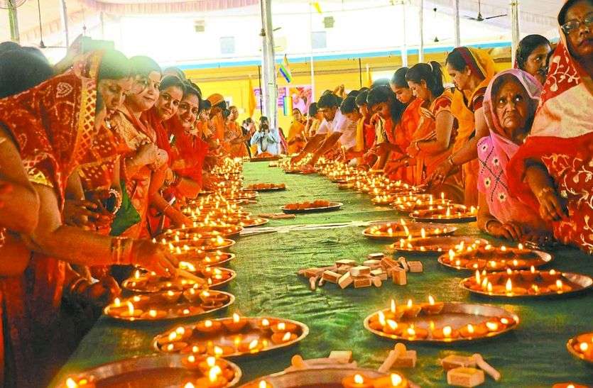 sikar hindi news 1008 दीपकों की आरती में उमड़े श्रद्धालु