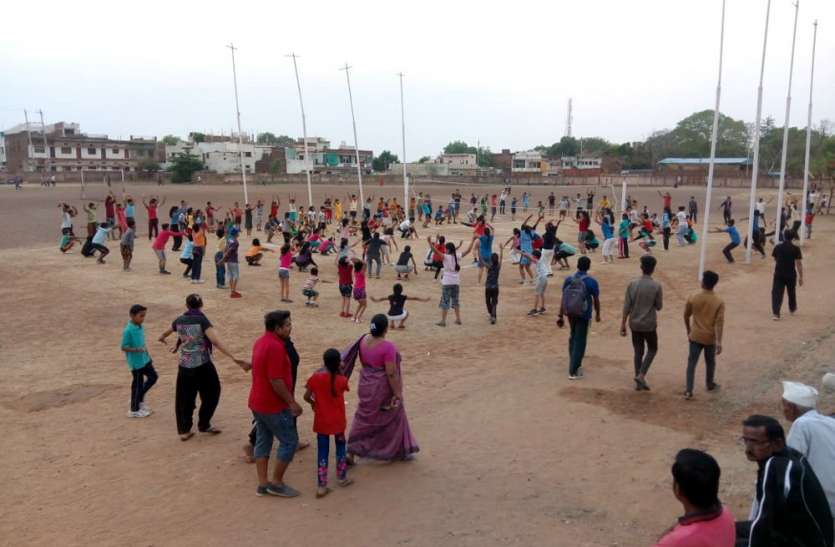 khel evam yuva kalyan vibhag satna: Volleyball game returns to trend यूथ में वॉलीबॉल, कबड्डी खेल को लौटा ट्रेंड, खेल एवं युवा कल्याण विभाग रोजाना करा रहा 7 खेलों की गतिविधियां