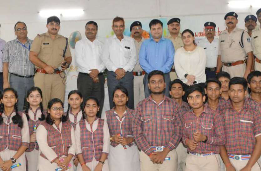 Singrauli SP taught law lesson to students एसपी ने छात्रों को पढ़ाया कानून का पाठ, महिला सुरक्षा को लेकर बताए टिप्स
