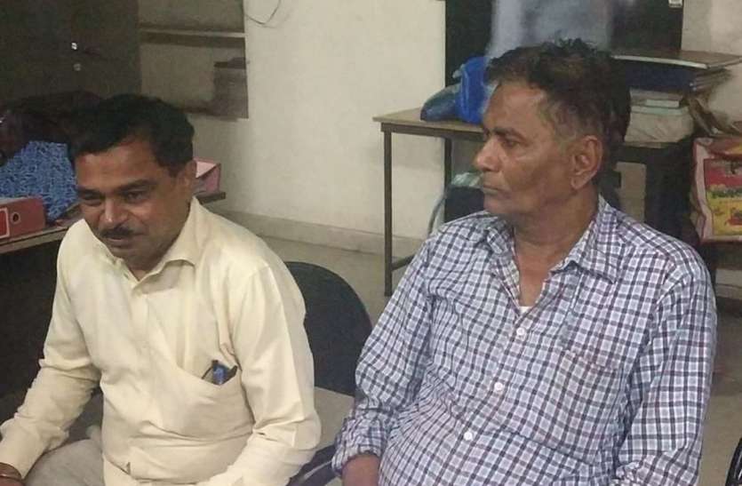 patrika कर रहे थे गलत कार्य, पकड़े गए