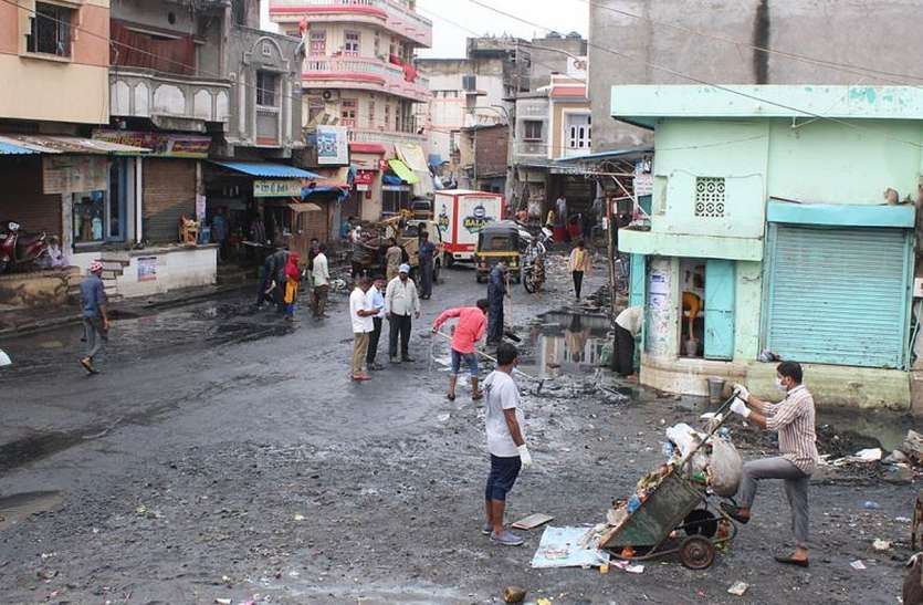 file मीठीखाड़ी की बस्तियों में पटरी पर लौट रही जिंदगी