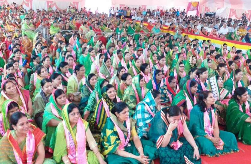 patrika ‘बेटियां घर की इज्जत ‘इज्जत’ संभालकर रखें’