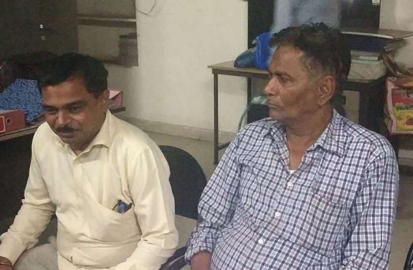 file आपूर्ति विभाग के दो प्रबंधक बीस हजार की रिश्वत लेते गिरफ्तार