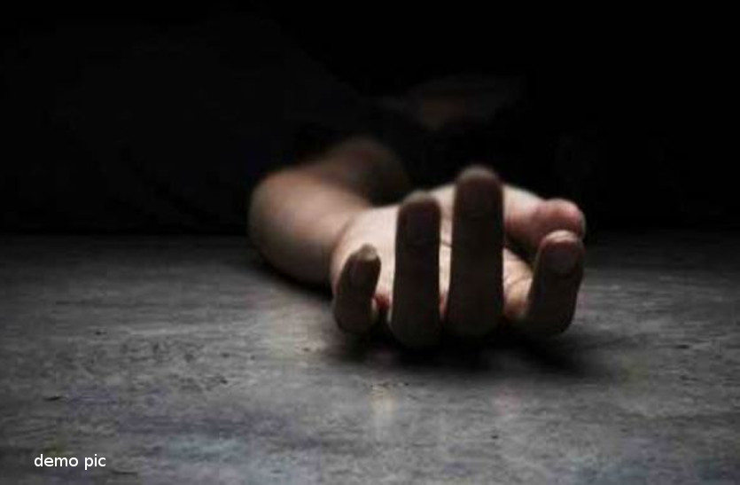 suicide फोन पर कॉल आने के बाद प्रेमी से विवाद, महिला ने दी जान, दोनों एक मॉल में करते थे काम