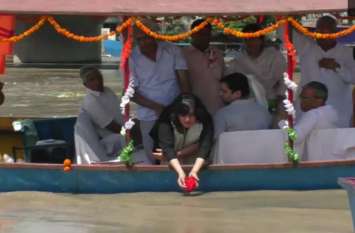 sushma swaraj bone immersed in ganga at garh mukteshwar Sushma Swaraj की अस्थियों को गंगा में विसर्जित करते हुए फूट-फूटकर रोने लगी बांसुरी, देखें Video-