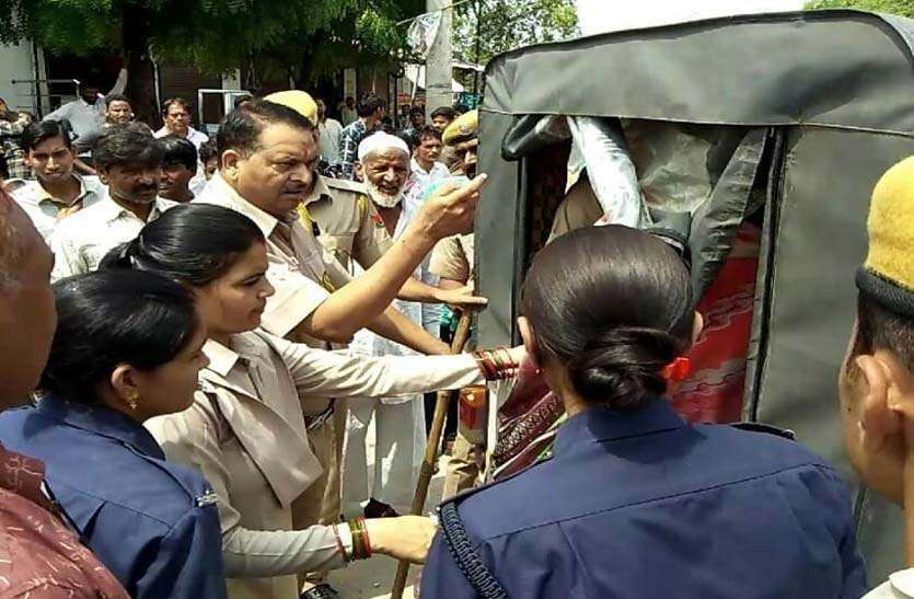 police-arrested-in-shantibhang-for-protesting घरों में घुस रहा है बरसात का पानी, लोगों ने किया प्रदर्शन तो पुलिस ने शांतिभंग में किया गिरफ्तार