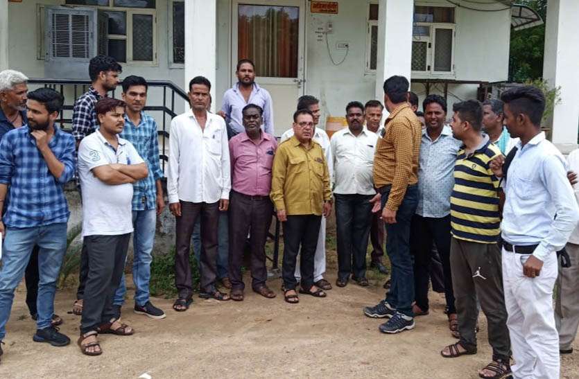 strike-after-beating-the-niwai-palikakarmion अतिक्रमण निरोधक दस्ते से मारपीट के बाद निवाई पालिकाकर्मियों ने की हड़ताल, आरोपियों पर कार्रवाई की मांग