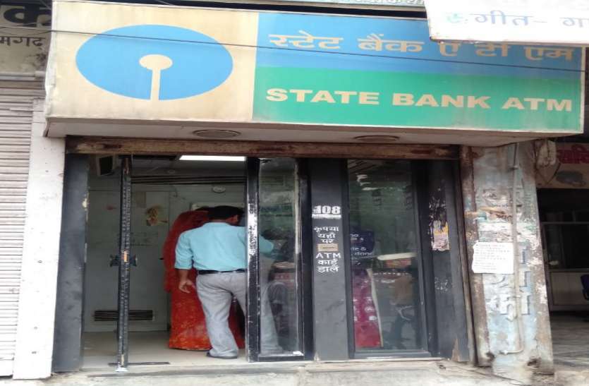 Bad condition of ATM टच की जगह ठोक रहे स्क्रीन, फिर भी नही कर रही काम