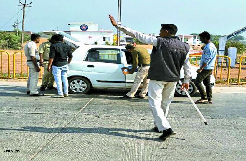 CG news पुलिसवालों को देख कार छोड़कर भागे बदमाश, फिर डिक्की खोलकर देखा तो..