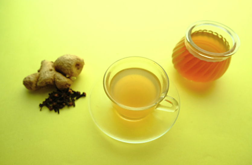home remedies for typhoid fever टाइफाइड में राहत देता है शहद, अदरक, लौंग का पानी