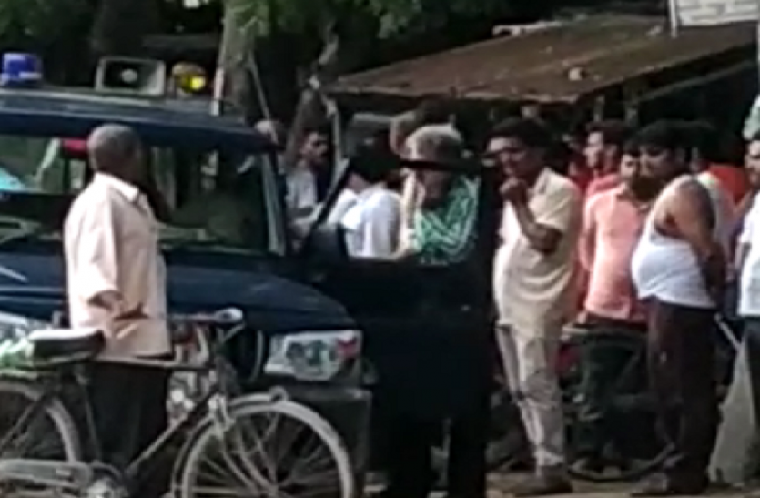 Up police दरोगा ने बस ड्राइवर को सरेआम पीटा, वीडियो वायरल