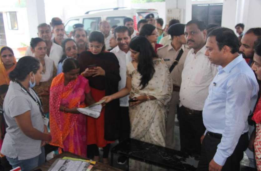 Collector visited in vadodara वडोदरा कलक्टर ने लगातार तीसरे दिन किया बाढ़ प्रभावित क्षेत्रों का दौरा