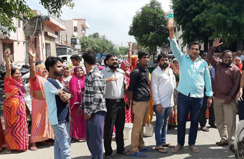 Water problem घरों में आया दूषित पानी, गुस्साई महिलाओं ने लगाया जाम