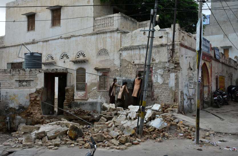 bikaner- wall collapsed in school स्कूल की दीवार ढही, बड़ा हादसा टला