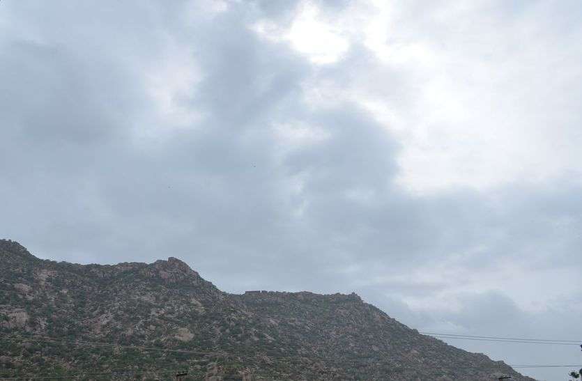 jalore-weather-rain in rajasthan RAIN IN RAJASTHAN: बारिश की बाट जोह रही चिंतित आंखें, बादलों के साथ बिखर रही उम्मीद