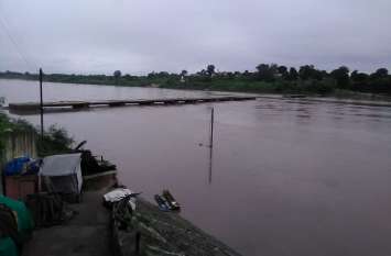 Water in Narmada increased due to opening of Bargi Dam Gate, Ghat subm बरगी बांध के गेट खुलने से नर्मदा में बढ़ा पानी, घाट डूबे, प्रशासन ने कराई मुनादी