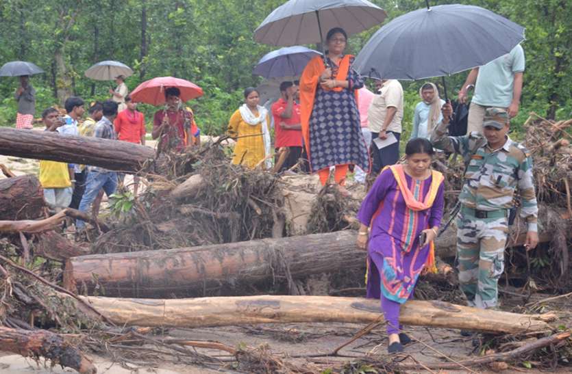 पिछले दो दिनों में हुई बारिश से जिले का मुख्य कोसम नाला पूरे उफान पर है। नाले पर निर्मित दो-तीन पुल-पुलिया के ऊपर से पानी बहने के कारण ग्रामी