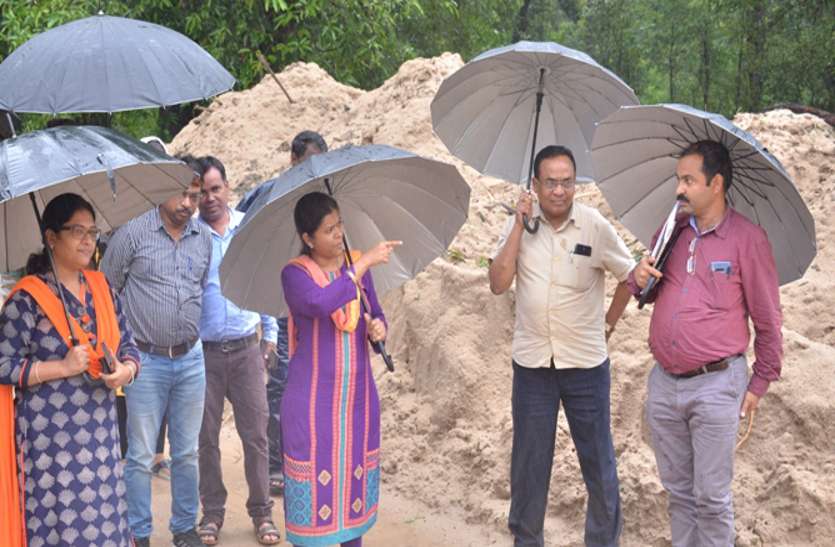 पिछले दो दिनों में हुई बारिश से जिले का मुख्य कोसम नाला पूरे उफान पर है। नाले पर निर्मित दो-तीन पुल-पुलिया के ऊपर से पानी बहने के कारण ग्रामी कलेक्टर ने वन विभाग के अधिकारियों को लगाई फटकार, कहा- 24 घंटे के भीतर हो जाना चाहिए ये काम, नहीं तो...