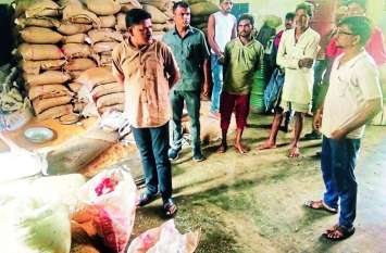 Legislator expressed displeasure over grains and sugar getting wet राशन दुकान में अनाज और शक्कर गीले मिलने पर विधायक ने जताई नाराजगी