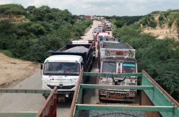 mining department of bhind take action on 200 sand truck भिंड मे एक साथ 200 रेत के ट्रकों पर लिया एक्शन, कईयों के मालिक का नहीं मिला पता