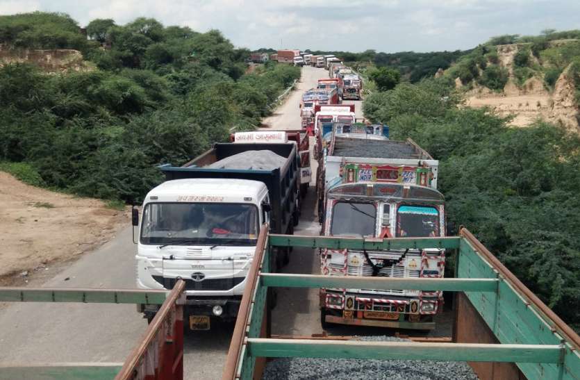 mining department of bhind take action on 200 sand truck भिंड मे एक साथ 200 रेत के ट्रकों पर लिया एक्शन, कईयों के मालिक का नहीं मिला पता