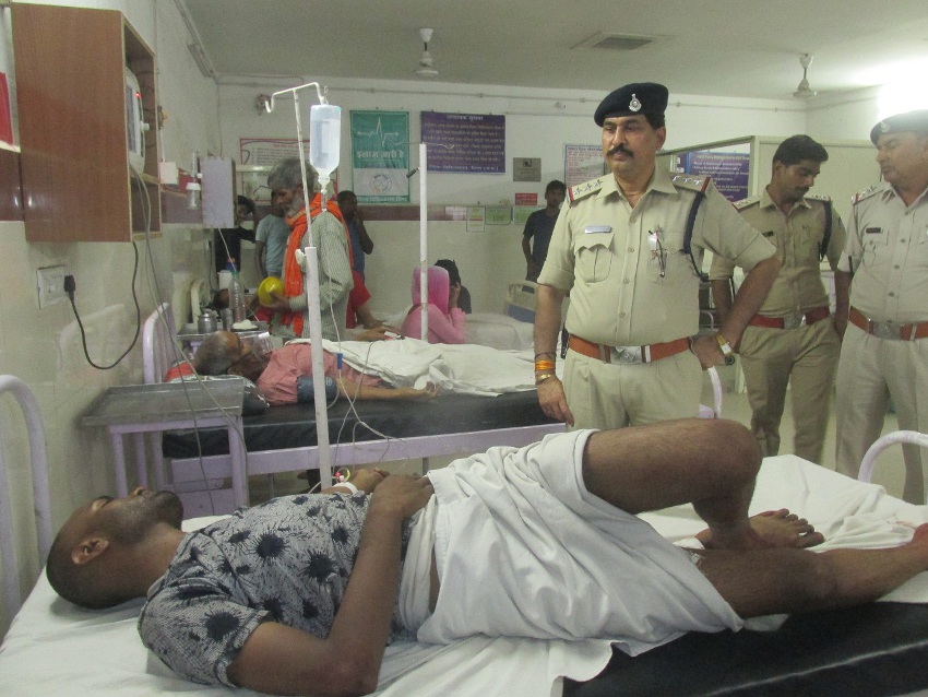See how big goons are and shoot out after firing pistol देखें कितने बड़े गुंडे हो कहा और पिस्टल निकालकर मार दी गोली