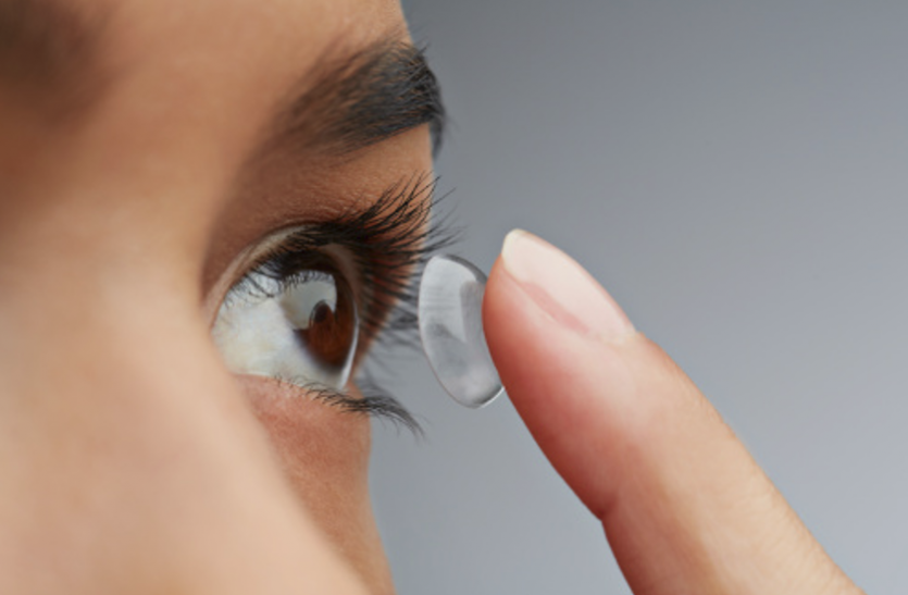 contact lens कॉन्टैक्ट लेंस का करते हैं इस्तेमाल ताे इन बाताें का रखें ध्यान