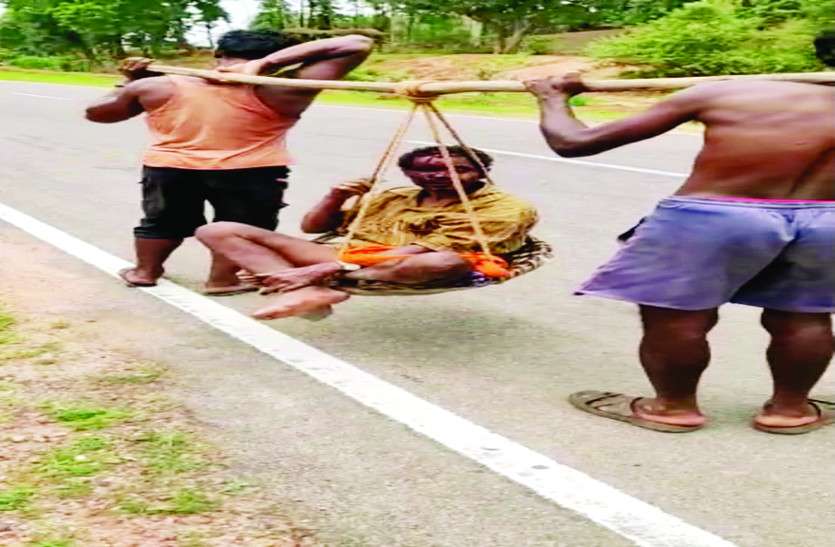 CGNews World tribal day: इस गांव में आज भी खटिया ही है आदिवासियों का एंबुलेंस