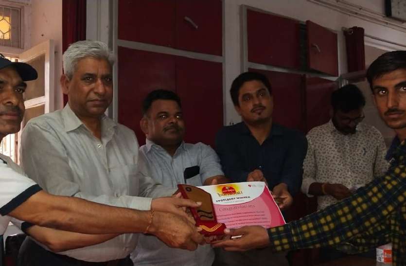 Campaign to open India post payment bank accounts त्यौहारी सीजन में बढ़ी घर बैठे पैसे मंगवाने की मांग