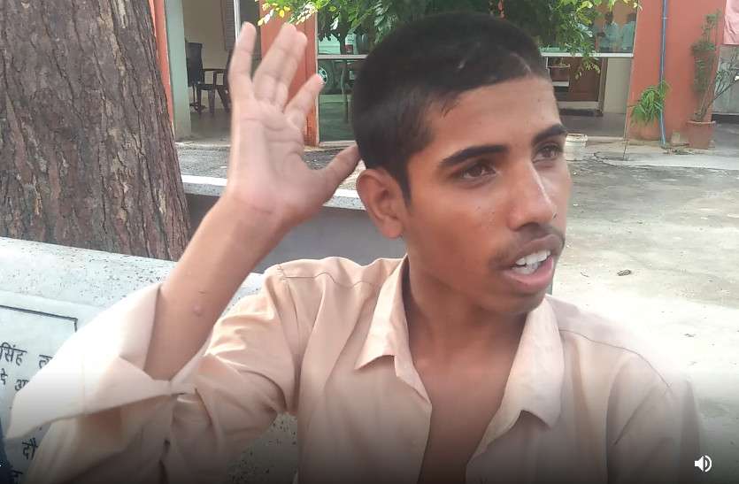 Freed from clutches of Kidnappers स्कूल जा रहे छात्र का बदमाशों ने किया किडनेप, रास्ते में हो गई कार पंचर, मौका पाकर छात्र चंगुल से छूटा