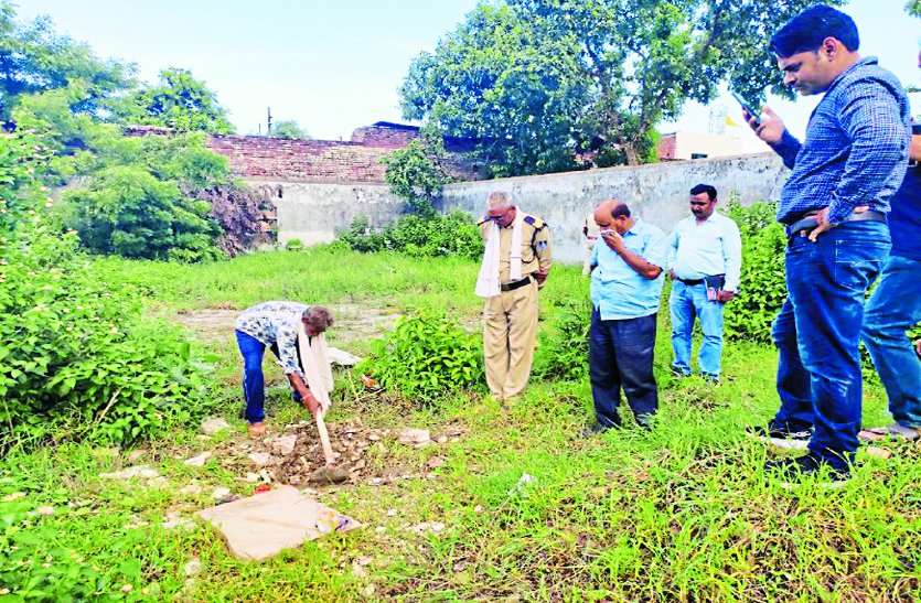 gwalior police take action on boy dead body found case बच्चे की लाश निकालने पहुंचे थे पुलिस वाले, फिर जो निकला उसे देख दंग रह सभी लोग