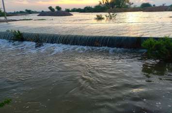 Dams and ponds are full, running water sheet करड़ का मिनी बांध व खोजी तालाब लबालब, चल रही चादर