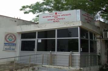 Clerk yogesh suspended in jhunjhunu इमित्र संचालक सुनील बोला, लिपिक योगेश ने पैसे के अलावा पार्टी भी ली थी
