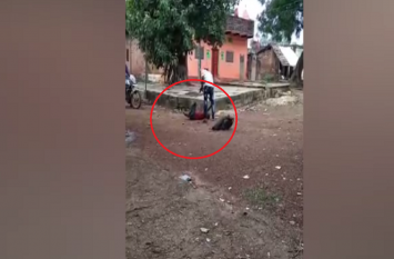 young man was brutally beaten on road video viral सरेआम युवक की लाठी-डंडे से बेरहमी से पिटाई, सोशल मीडिया पर वीडियो वायरल