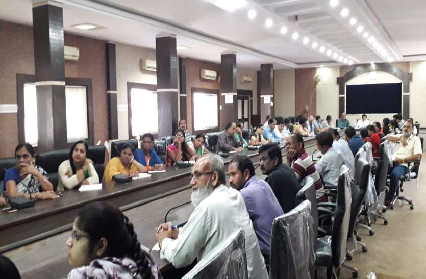 पिछले दिनों लिए बैठक में आयुक्त ने स्पष्ट निर्देश दिया कि लंबे समय से राजस्व जमा नहीं करने वाले बकायादारों की संपत्ति कुर्क करने की प्रक्रिया होगी। लंबे समय से कर जमा नहीं करने वाले बकायादारों की संपत्ति होगी कुर्क