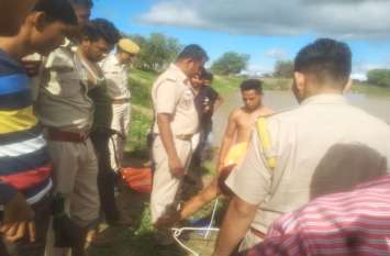 The youth drowned to immerse the idol in the pond, VIDEO तालाब में मूर्ति विसर्जन करने गया युवक डूबा, देर रात तक तलाश, नहीं मिला शव