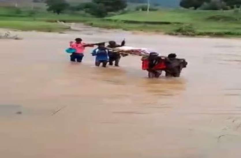 flood in chhattisgarh जान जोखिम में डालकर किस तरह लोग पार करते है उफनती नदी?