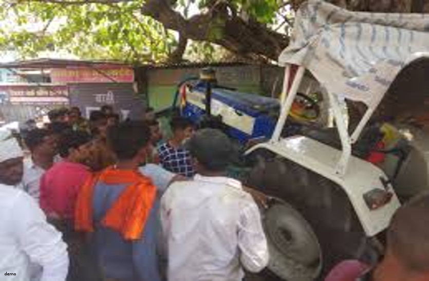 man dies after being hit by a tractor trolley चालक की लापरवाही से ट्रैक्टर की ट्रॉली में दब गया युवक, हुई दर्दनाक मौत
