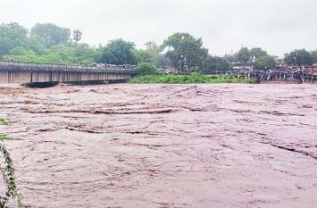 Increasing water level in river drains नदी-नालों का जलस्तर बढऩे से सडक़ों पर बहा पानी
