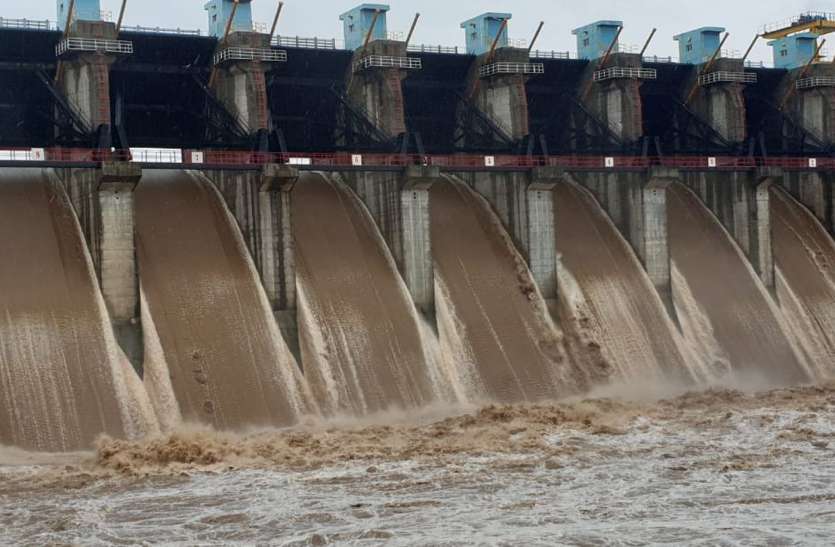 Lowergoi dam pitching rate लोअर गोई बांध की पिचिंग दरकी, भरने से पहले ही छोडऩा पड़ा पानी